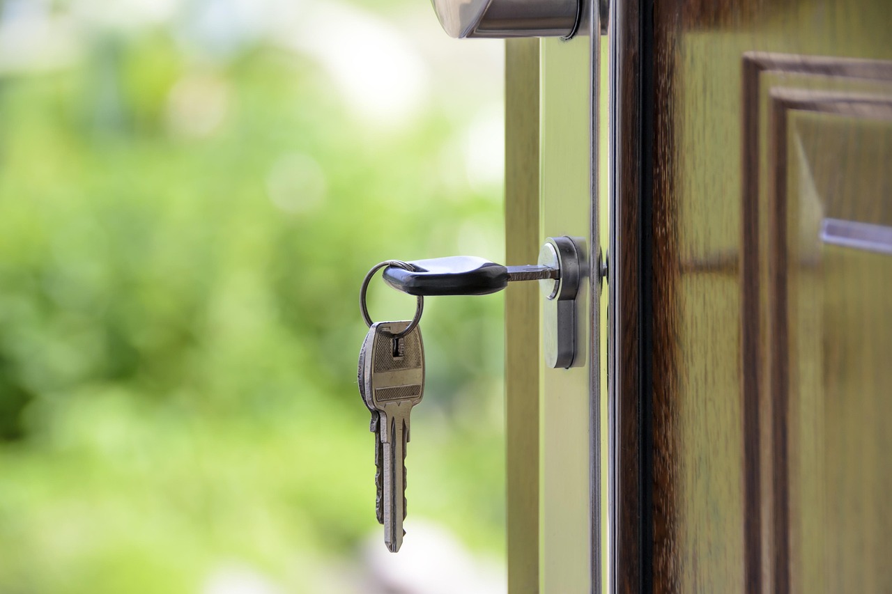 mortgage home keys handshake
